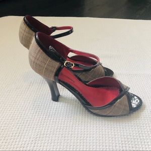 Chinese Laundry tan-brown tweed heel